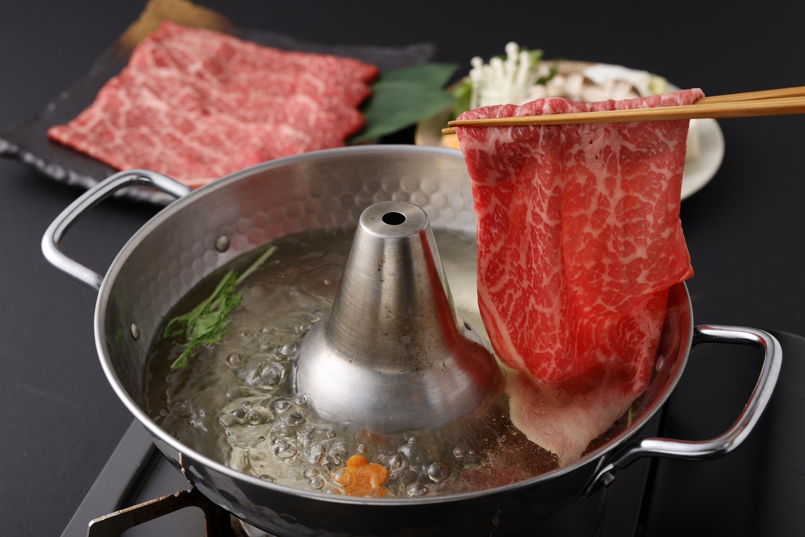 HA0175_【A５ランク】博多和牛もも赤身しゃぶしゃぶ・すき焼き用600g(300g×2パック）【伊豆丸商店】