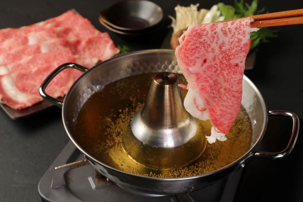 HA0180_【A5ランク】博多和牛ロースしゃぶしゃぶ・すき焼き用 600g（300g×2パック）【伊豆丸商店】